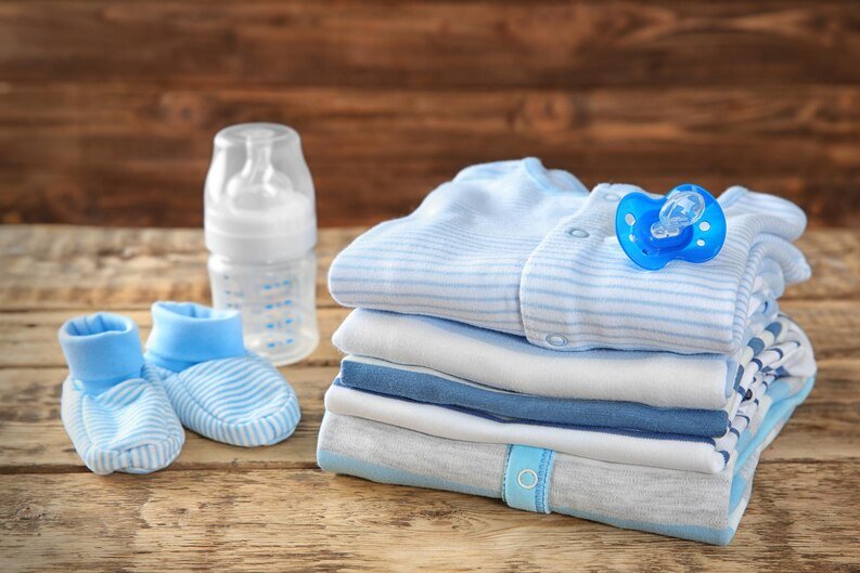 Limpieza de biberones y juguetes de bebé para eliminar gérmenes y bacterias.