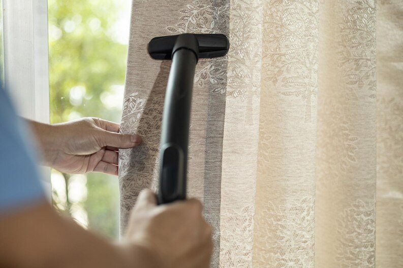 Limpieza profesional de cortinas y rollers para un hogar impecable.