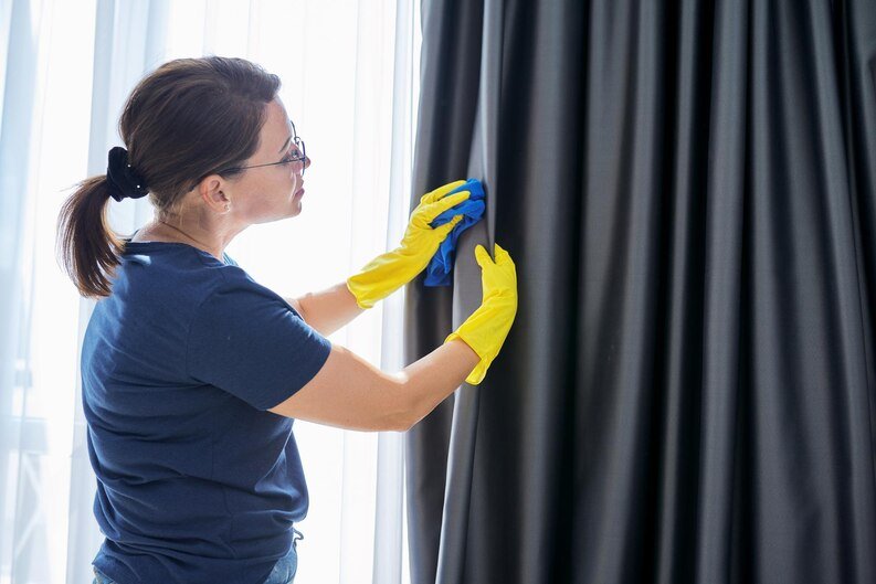 Limpieza profesional de cortinas y rollers para un hogar impecable.