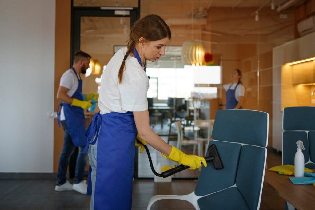 Métodos eficaces de limpieza para sillas tapizadas y de madera.