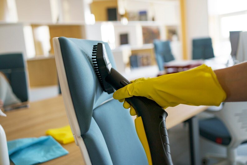 Métodos eficaces de limpieza para sillas tapizadas y de madera.