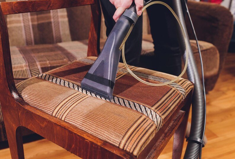 Métodos eficaces de limpieza para sillas tapizadas y de madera.