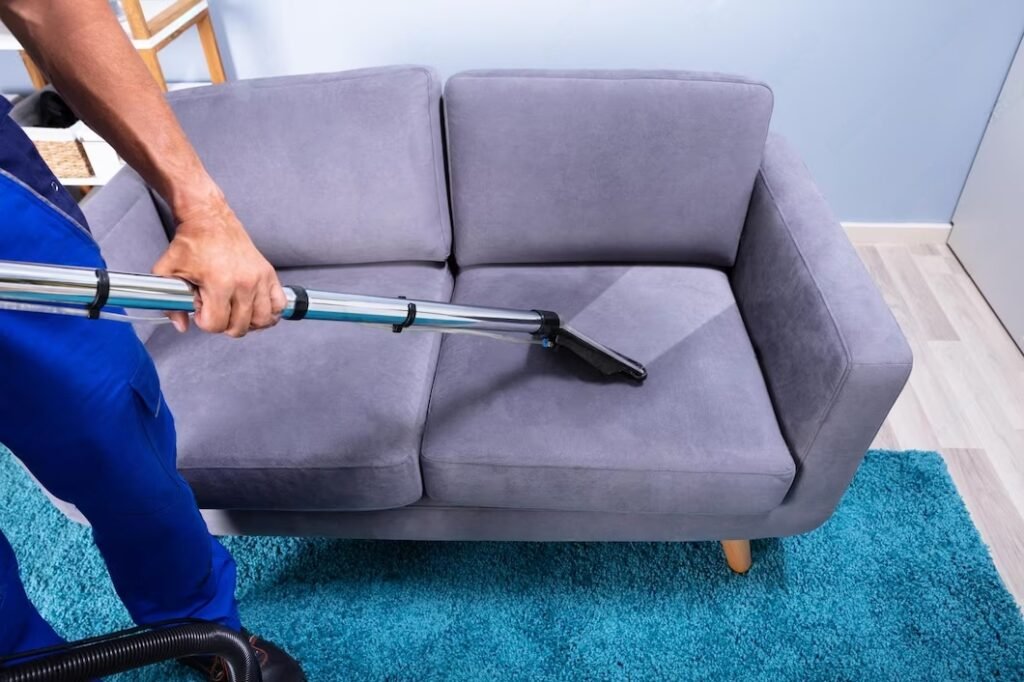 Limpieza profesional de sofás para un hogar impecable.