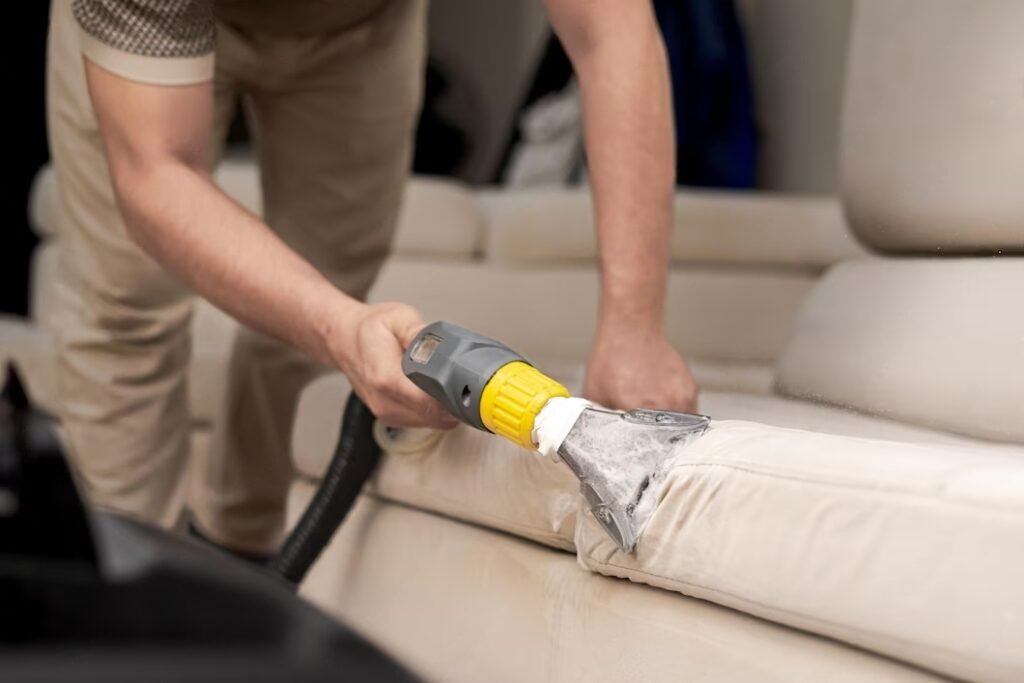 Limpieza profesional de sofás para un hogar impecable.