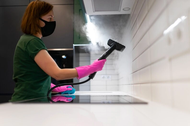 Limpieza profunda en cocina con productos eficaces.