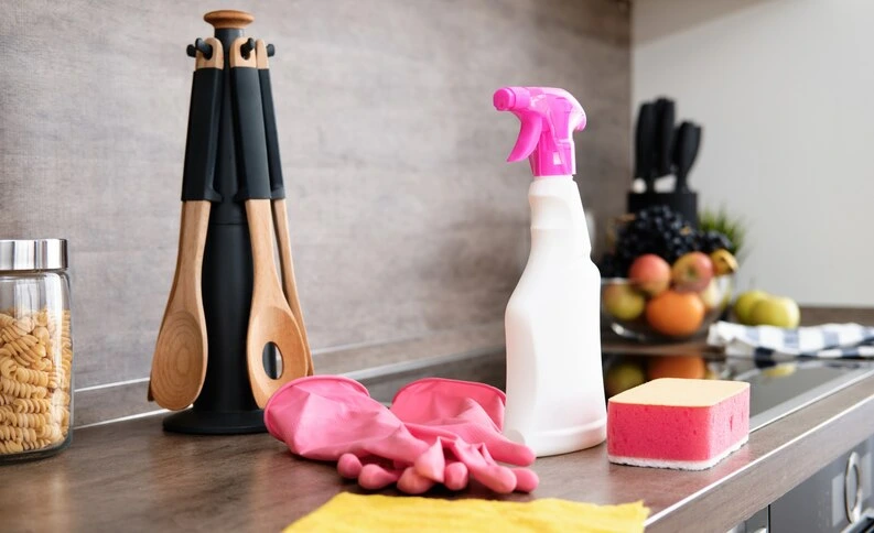 Limpieza profunda en cocina con productos eficaces.