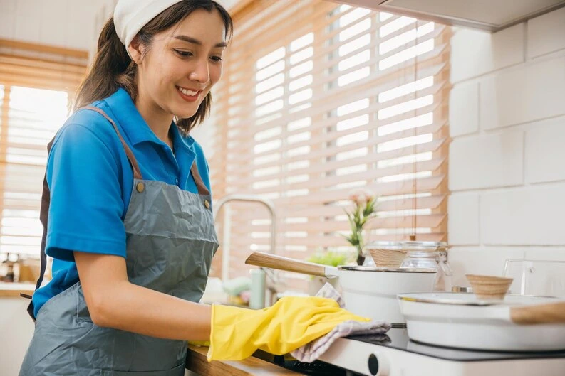 Limpieza profunda en cocina con productos eficaces.